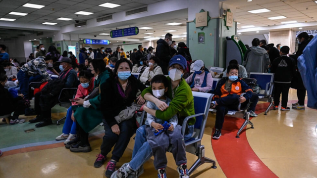Số lượng ca mắc viêm phổi tại châu Âu tăng 222%, Bắc Kinh tiếp nhận hơn 9.000 bệnh nhân mới mỗi ngày: Hình ảnh bác sỹ mặc kín đồ bảo hộ như hồi chuông cảnh báo về đại dịch - Ảnh 1.