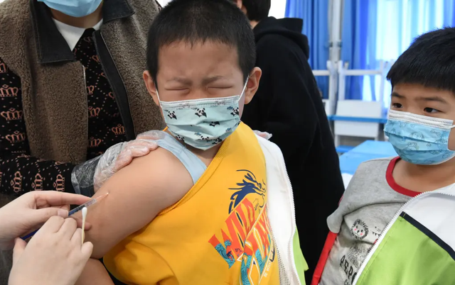 Số lượng ca mắc viêm phổi tại châu Âu tăng 222%, Bắc Kinh tiếp nhận hơn 9.000 bệnh nhân mới mỗi ngày: Hình ảnh bác sỹ mặc kín đồ bảo hộ như hồi chuông cảnh báo về đại dịch - Ảnh 3.