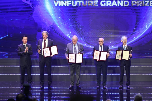 Giải thưởng VinFuture 2023: Phát minh pin mặt trời và lưu trữ bằng pin Lithium-ion giành giải chính, một nhà khoa học Việt được vinh danh  - Ảnh 1.
