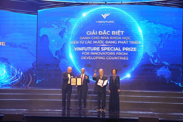 Giải thưởng VinFuture 2023: Phát minh pin mặt trời và lưu trữ bằng pin Lithium-ion giành giải chính, một nhà khoa học Việt được vinh danh  - Ảnh 3.