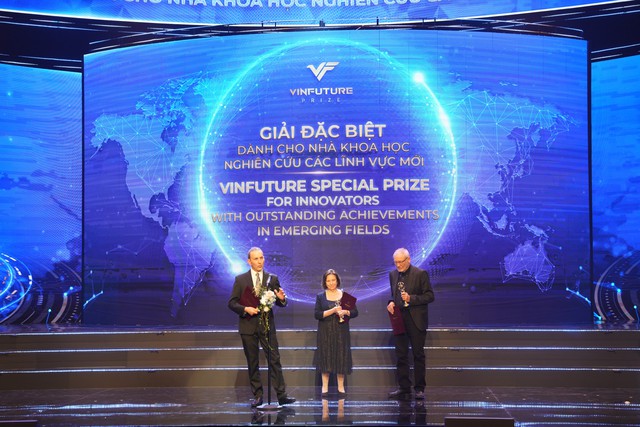 Giải thưởng VinFuture 2023: Phát minh pin mặt trời và lưu trữ bằng pin Lithium-ion giành giải chính, một nhà khoa học Việt được vinh danh  - Ảnh 2.