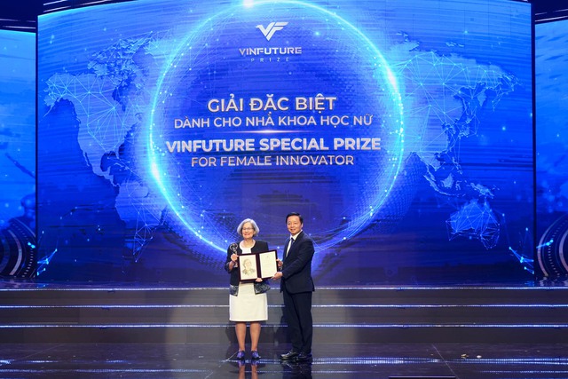 Giải thưởng VinFuture 2023: Phát minh pin mặt trời và lưu trữ bằng pin Lithium-ion giành giải chính, một nhà khoa học Việt được vinh danh  - Ảnh 4.