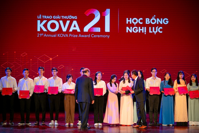 Chủ tịch Tập đoàn Sơn KOVA: Từ sinh viên nghèo mang 3 con vào đại học, tới bà chủ 12 công ty hoạt động ở 7 nước - Ảnh 2.