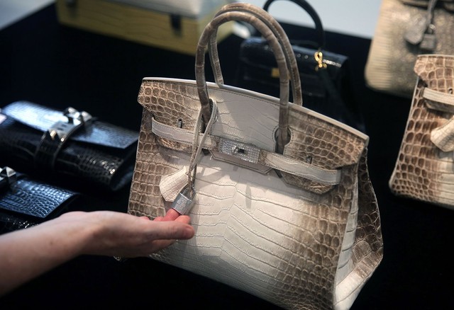 Chiếc túi đắt giá nhất hành tinh được đấu giá hơn 9 tỷ đồng: Không chỉ là túi, Hermès Birkin còn là biểu tượng của giàu có và quyền lực - Ảnh 5.