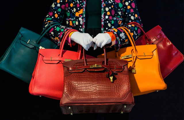 Chiếc túi đắt giá nhất hành tinh được đấu giá hơn 9 tỷ đồng: Không chỉ là túi, Hermès Birkin còn là biểu tượng của giàu có và quyền lực - Ảnh 1.