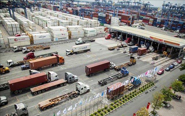 Hàng hóa xuất nhập khẩu tại Tân Cảng Sài Gòn. Ảnh: Hồng Đạt/TTXVN.