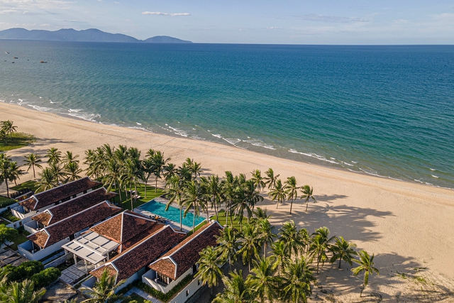 Lý tưởng Xanh của Four Seasons Resort The Nam Hai: “Lá phổi xanh” với 4.500 cây dừa, vận hành nhà máy nước đóng chai tại chỗ giảm thiểu rác thải, 98% nhân viên là người bản địa kiêm luôn nhiệm vụ “Đại sứ môi trường” - Ảnh 1.