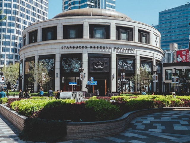 Nằm cách CH Starbucks lớn nhất thế giới chưa đầy 100m và phải cạnh tranh với hơn 7.800 quán cà phê lớn nhỏ khác, Trung Nguyên Legend tại Thượng Hải làm cách nào để thành công? - Ảnh 1.