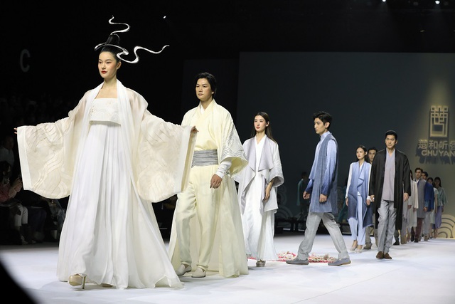 ZARA ở Trung Quốc đang bị ‘chê mạnh’, thời trang nhanh đã đến lúc lụi tàn? - Ảnh 1.