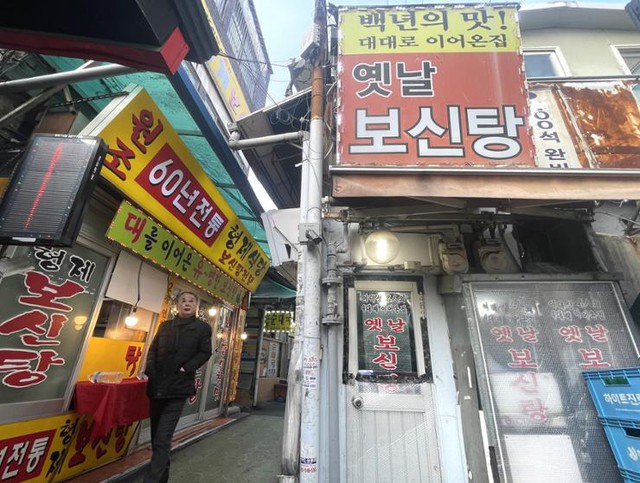 Phố thịt chó tại Hàn Quốc ảm đạm sau ngày quốc hội thông qua luật cấm: &quot;Tôi đã kiếm sống từ nhà hàng này hơn 40 năm, sau này tôi không biết mình sẽ phải làm gì&quot; - Ảnh 2.