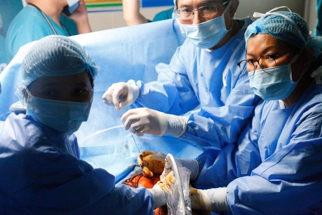 Báo nước ngoài đồng loạt đưa tin về cuộc cân não thông tim xuyên tử cung cứu sống bào thai: Các bác sĩ Việt Nam vừa tạo nên kỳ tích chưa từng có tại Đông Nam Á - Ảnh 3.