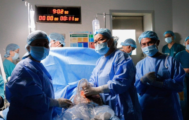 Báo nước ngoài đồng loạt đưa tin về cuộc cân não thông tim xuyên tử cung cứu sống bào thai: Các bác sĩ Việt Nam vừa tạo nên kỳ tích chưa từng có tại Đông Nam Á - Ảnh 5.