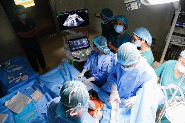 Báo nước ngoài đồng loạt đưa tin về cuộc cân não thông tim xuyên tử cung cứu sống bào thai: Các bác sĩ Việt Nam vừa tạo nên kỳ tích chưa từng có tại Đông Nam Á - Ảnh 4.