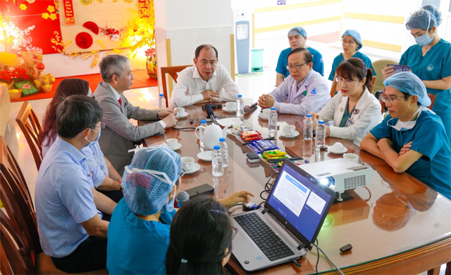 Báo nước ngoài đồng loạt đưa tin về cuộc cân não thông tim xuyên tử cung cứu sống bào thai: Các bác sĩ Việt Nam vừa tạo nên kỳ tích chưa từng có tại Đông Nam Á - Ảnh 7.