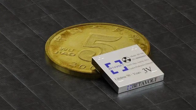 'Pháp sư' Trung Quốc đáp trả Nhật Bản bằng pin nguyên tử đầu tiên trên thế giới: Kích thước nhỏ hơn đồng xu, 50 năm không cần sạc vẫn chạy tốt - Ảnh 1.