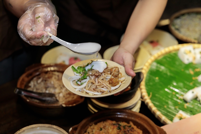 Cùng nghệ nhân ẩm thực tôn vinh hương sắc bánh dân gian Nam bộ giữa Sài Gòn - Ảnh 8.