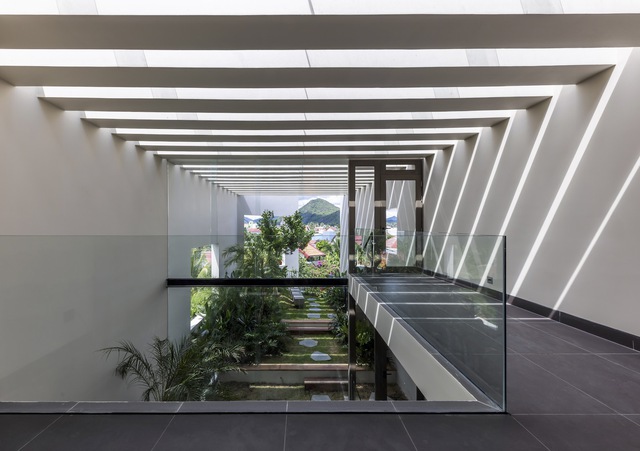 Cận cảnh căn nhà phố 100m2 như "ốc đảo xanh" giữa lòng đô thị: Được "ôm trọn" bởi cây xanh, mặt nước, ấn tượng với khu vườn trên cao - Ảnh 5. Cận cảnh căn nhà phố 100m2 như "ốc đảo xanh" giữa lòng đô thị: Được "ôm trọn" bởi cây xanh, mặt nước, ấn tượng với khu vườn trên cao - Ảnh 5.