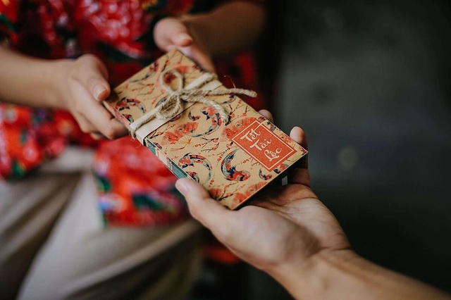 Bỏ phong bao 20 nghìn đồng, tôi từng bị một đứa trẻ bĩu môi chê ít: Tết đến, lì xì bỗng nhiên trở thành gánh nặng - Ảnh 2. Bỏ phong bao 20 nghìn đồng, tôi từng bị một đứa trẻ bĩu môi chê ít: Tết đến, lì xì bỗng nhiên trở thành gánh nặng - Ảnh 2.