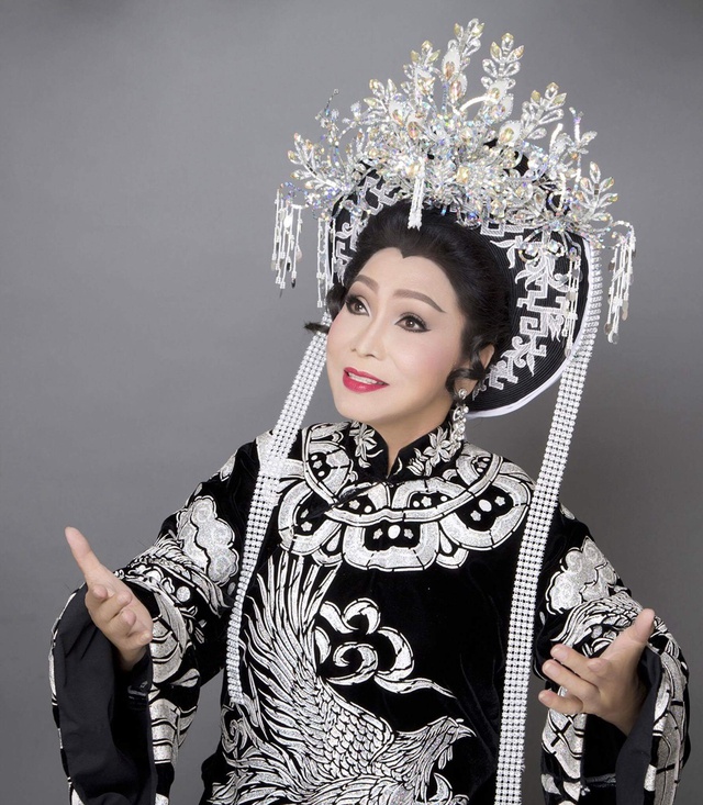 Một nghệ sĩ của Việt Nam lọt Top 50 phụ nữ châu Á có tầm ảnh hưởng năm 2024: Được mệnh danh là &quot;cải lương chi bảo&quot;, tuổi 79 vẫn kết hợp với các ca sĩ trẻ đoạt giải TikTok Awards  - Ảnh 1.