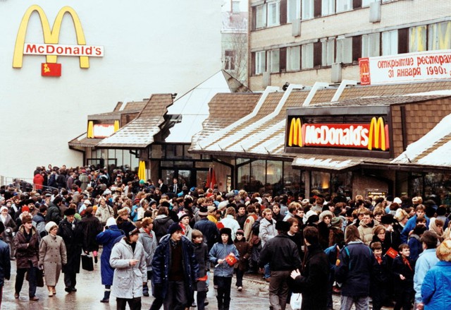 McDonald's khởi nghiệp tại Nga: Từ đế chế 2 tỷ USD, phục vụ 1 triệu khách/ngày, sở hữu nhiều bất động sản nhất nước đến sự chấm dứt của truyền kỳ 32 năm - Ảnh 2.