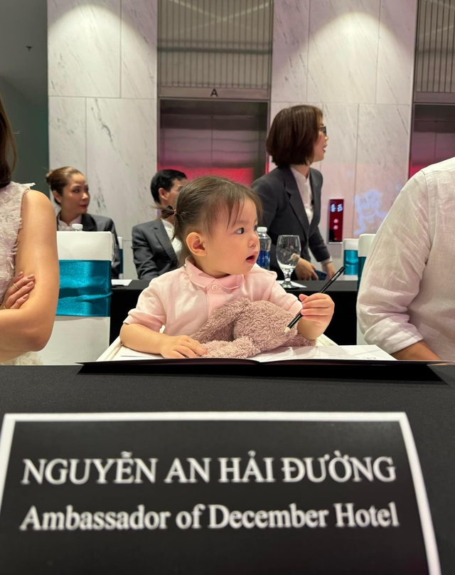 Trở thành đại sứ khách sạn khi chưa đầy 2 tuổi, em bé Pam Hải Đường đang sở hữu những lợi thế khó ai sánh kịp: Cháu gái Tập đoàn DHA Garment, chỉ cần một tấm ảnh cũng tạo thành xu hướng - Ảnh 2.