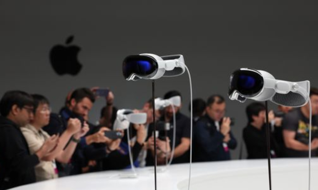 Hệ sinh thái Apple gặp hạn: Vị thế độc quyền bị phá vỡ, người dùng được tải ứng dụng bên ngoài App Store, doanh số từ iPhone ảm đạm - Ảnh 2. Hệ sinh thái Apple gặp hạn: Vị thế độc quyền bị phá vỡ, người dùng được tải ứng dụng bên ngoài App Store, doanh số từ iPhone ảm đạm - Ảnh 2.