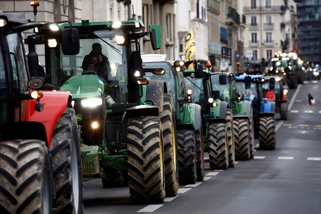 Cơn bĩ cực của nông dân Pháp: Kiếm hơn 18 triệu đồng/tháng nhưng vẫn chẳng đủ sống, từ niềm tự hào nuôi sống toàn dân đến cảnh phải xuống đường ‘ném phân’ - Ảnh 1.