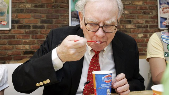 Uống 5 lon coke, ăn đồ ăn vặt thường xuyên, thần đầu tư Warren Buffett vẫn khỏe mạnh ở tuổi 93, 4 bí quyết sống khỏe sống thọ của ông là gì? - Ảnh 2.