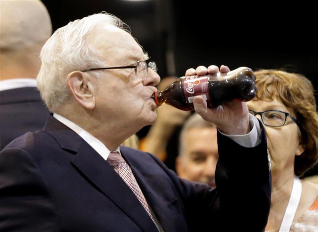 Uống 5 lon coke, ăn đồ ăn vặt thường xuyên, thần đầu tư Warren Buffett vẫn khỏe mạnh ở tuổi 93, 4 bí quyết sống khỏe sống thọ của ông là gì? - Ảnh 1.