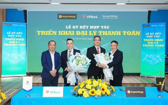 Lễ ký kết hợp tác triển khai đại lý thanh toán giữa VPBank và Thế Giới Di Động hôm 4/12. 