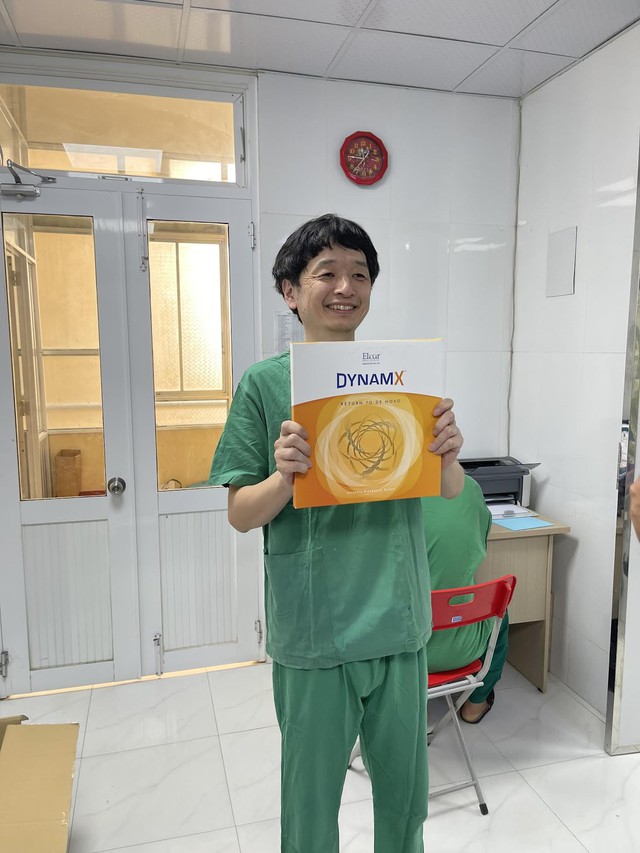 Chuyên gia tim mạch Nhật Bản và các bác sĩ Việt thực hiện thành công 11 ca can thiệp mạch vành bằng công nghệ điều hợp sinh học mới - Ảnh 4.