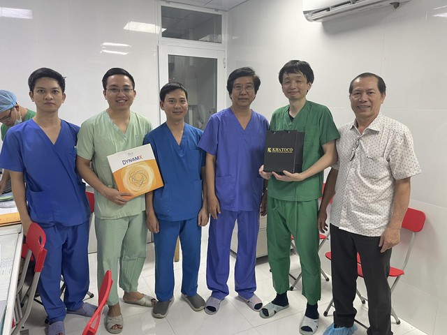 Chuyên gia tim mạch Nhật Bản và các bác sĩ Việt thực hiện thành công 11 ca can thiệp mạch vành bằng công nghệ điều hợp sinh học mới - Ảnh 2.