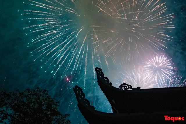 Năm mới “hanh thông” của kinh tế Việt Nam: Xuất khẩu tăng vọt 42%, điện tử phục hồi, dệt may tăng trưởng trở lại - Ảnh 1.