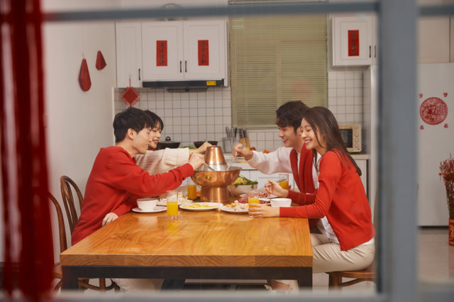 Gặp mặt đầu năm, đây là 10 ĐIỀU tối kỵ: Thứ nhất không ngồi lên giường, thứ hai đừng hỏi chuyện hôn nhân, điều cuối cùng bạn phải khắc cốt ghi tâm! - Ảnh 2. Gặp mặt đầu năm, đây là 10 ĐIỀU tối kỵ: Thứ nhất không ngồi lên giường, thứ hai đừng hỏi chuyện hôn nhân, điều cuối cùng bạn phải khắc cốt ghi tâm! - Ảnh 2.