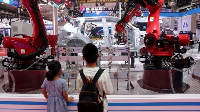 Trung Quốc vô địch thiên hạ về robot: Sản xuất hơn 6 triệu con/năm, nhiều sản phẩm rẻ bằng 1/2 Nhật Bản, muốn hiện thực hóa giấc mơ robot sản xuất robot - Ảnh 1. Trung Quốc vô địch thiên hạ về robot: Sản xuất hơn 6 triệu con/năm, nhiều sản phẩm rẻ bằng 1/2 Nhật Bản, muốn hiện thực hóa giấc mơ robot sản xuất robot - Ảnh 1.