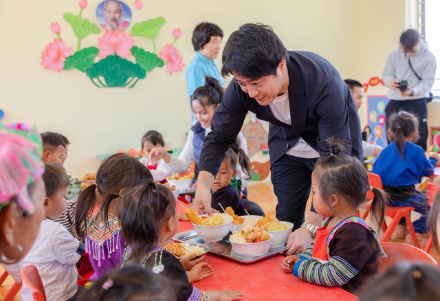 Lần đầu tiên Uniqlo bán áo để xây trường cho trẻ em Việt, CEO đến tận Mù Cang Chải chuẩn bị cơm, dạy các em nhỏ gấp quần áo - Ảnh 1.