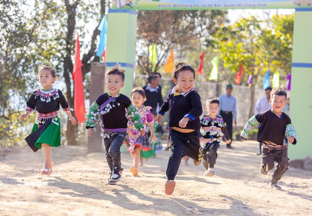 Lần đầu tiên Uniqlo bán áo để xây trường cho trẻ em Việt, CEO đến tận Mù Cang Chải chuẩn bị cơm, dạy các em nhỏ gấp quần áo - Ảnh 2.
