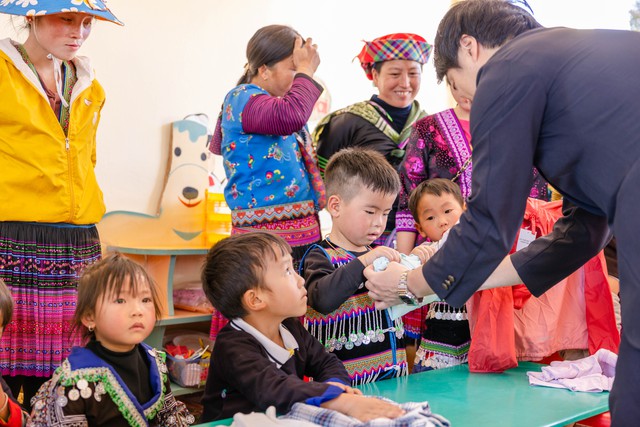 Lần đầu tiên Uniqlo bán áo để xây trường cho trẻ em Việt, CEO đến tận Mù Cang Chải chuẩn bị cơm, dạy các em nhỏ gấp quần áo - Ảnh 4.