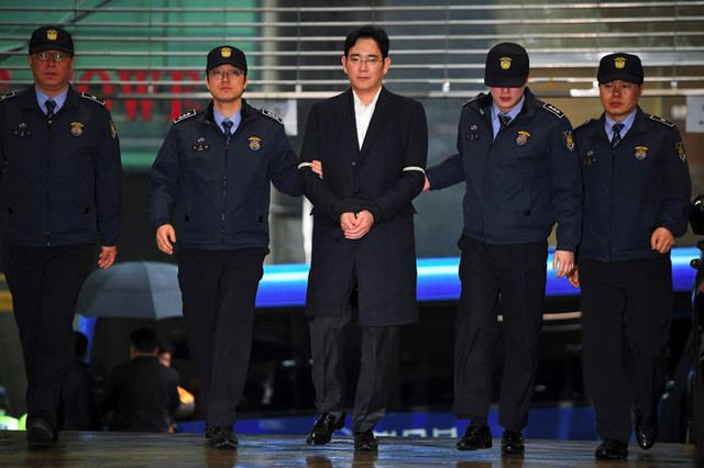 Những ngày tháng khó khăn nhất của Chủ tịch Samsung: Điều hành tập đoàn từ phòng giam rộng 6,3m2, tuần nào cũng ra tòa trong suốt hơn 3 năm - Ảnh 1.
