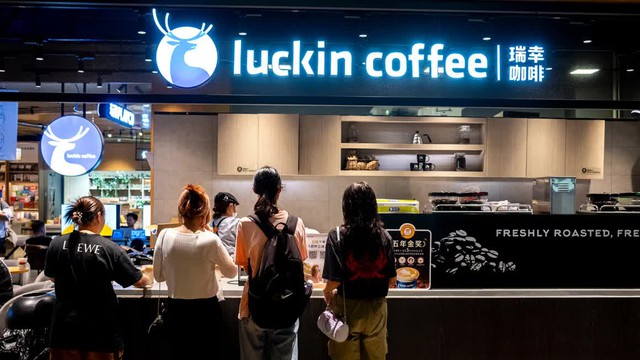 Thế lực nhỏ âm thầm đè bẹp Starbucks tại Trung Quốc: Giá rẻ hơn tới 30%, mỗi năm lại tăng thêm hàng nghìn cửa hàng, chủ yếu bán mang đi và không dùng tiền mặt - Ảnh 1.