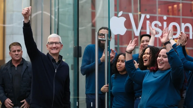 Cảnh tượng chưa từng có ở Apple: Đám đông xếp hàng mua Vision Pro, có người đợi từ 9h tối hôm trước - Happy Live