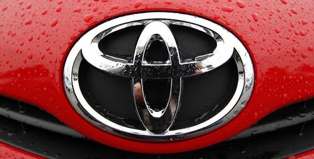 Mặc lời chê bai 'chậm chạp làm xe điện', Toyota ngược chiều thế giới và thành công rực rỡ, hái ra tiền nhờ xe hybrid - Ảnh 1.