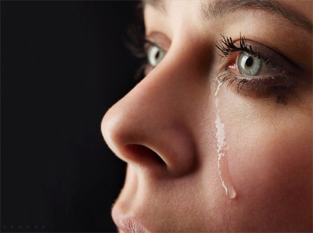 Sức mạnh nước mắt phụ nữ không chỉ là nhận định, đã được chứng minh bằng khoa học: Giúp giảm hành vi gây hấn tới 43,7%, nam giới chỉ cần nhìn thấy đã &quot;mềm nhũn&quot; - Ảnh 2.