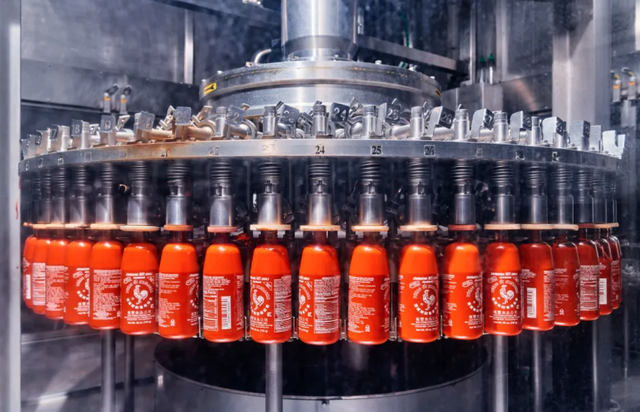 (Bài 30 Tết - 9/2) Kiếm đỏ mắt không ra Sriracha: Đây là lý do vì sao sản phẩm của tỷ phú tương ớt David Tran luôn ‘cháy’ hàng! - Ảnh 2.