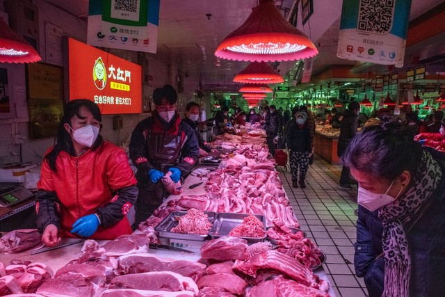 Người chăn lợn khóc ròng dịp Tết ở Trung Quốc vì giá hạ nhanh nhất 15 năm: Dân không có tiền mua, bên bán ế ẩm, càng kinh doanh càng lỗ - Ảnh 4.