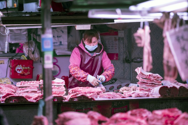 Người chăn lợn khóc ròng dịp Tết ở Trung Quốc vì giá hạ nhanh nhất 15 năm: Dân không có tiền mua, bên bán ế ẩm, càng kinh doanh càng lỗ - Ảnh 1.