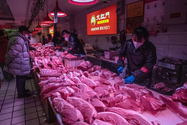 Người chăn lợn khóc ròng dịp Tết ở Trung Quốc vì giá hạ nhanh nhất 15 năm: Dân không có tiền mua, bên bán ế ẩm, càng kinh doanh càng lỗ - Ảnh 3.