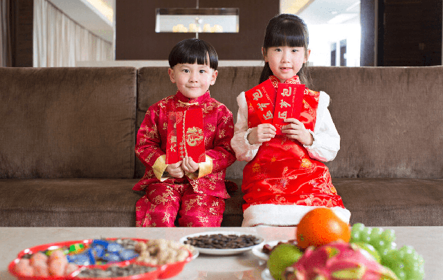 Trẻ độ tuổi nào không được lì xì? Câu trả lời đầy bất ngờ, hợp tình hợp lý, người lớn cần chú ý 2 độ tuổi sau - Ảnh 2. Trẻ độ tuổi nào không được lì xì? Câu trả lời đầy bất ngờ, hợp tình hợp lý, người lớn cần chú ý 2 độ tuổi sau - Ảnh 2.