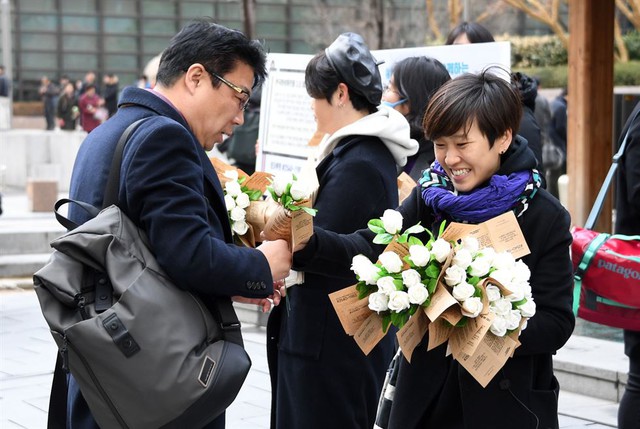 (Vân) Tặng cổ phiếu ngày 8/3 thay vì hoa tươi: Xu thế mới của các cặp đôi Hàn Quốc khi hẹn hò trong các dịp lễ - Ảnh 3.