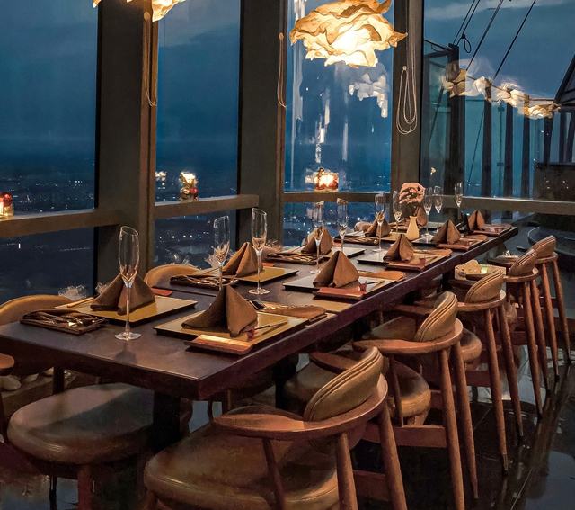 Toạ lạc trên mây, nhà hàng cao nhất Đông Nam Á, cao thứ 8 thế giới này được ví là ‘Iconic’ trong ẩm thực fine-dining giữa lòng Sài Gòn  - Ảnh 3.